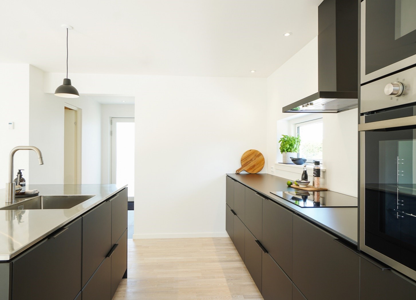 Køkkenmontering i forbindelse med renovering af hus